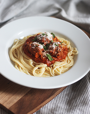 Heerlijke spaghetti met gehaktballetjes in tomatensaus