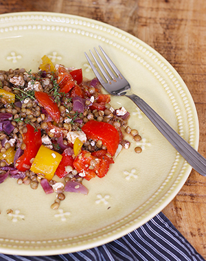 Gezonde linzensalade met feta & geroosterde paprika