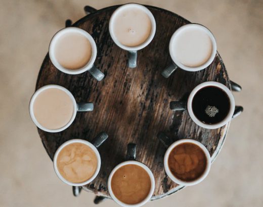 verschillende soorten kopjes met koffie