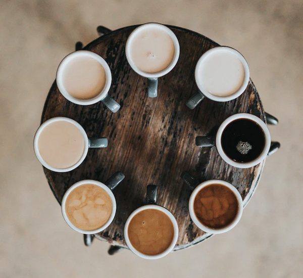 verschillende soorten kopjes met koffie