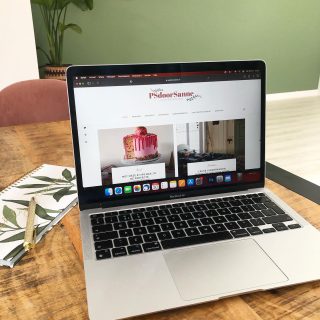 De lente is vast en zeker de oorzaak, want ineens begon het namelijk te kriebelen en ik vond dat mijn blog wel een nieuw design kon gebruiken. En vanaf vandaag staat het nieuwe design online en ben ik super blij met het eindresultaat! Ik ben heel benieuwd wat jullie ervan vinden, laat het mij vooral weten. Ik ben benieuwd! Link in bio :) #psdoorsanne #wordpress #blog #lifestyleblog #fashionblog #modeblog #interieurblog #website